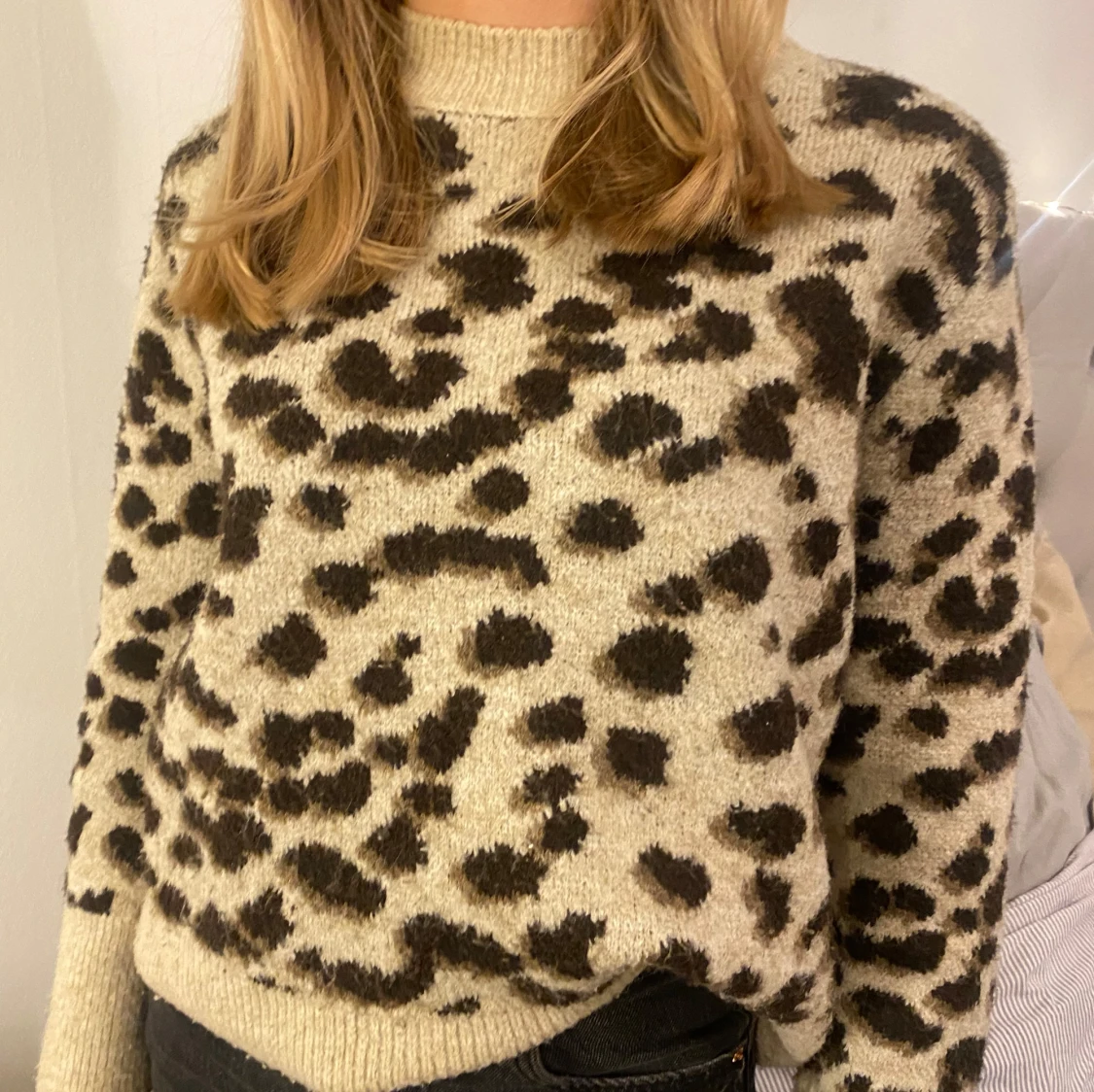 Beige leopardmönstrad stickad tröja - 2