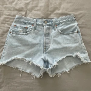 Levis jeansshorts  - Snygga jeansshorts från levis! Bilder är lånade så skriv för fler bilder eller frågor 🩷 säljer den pga att den är för liten. Pris går att diskutera 
