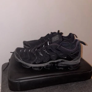 svarta Vapor Max (bra skick) - storlek 45 - Svarta vapor Max - bra skick. Har ett litet hål på framsidan - inget som märks eller känns vid användning av skon. Förutom det är skon ren - inget smuts, märken etc. 