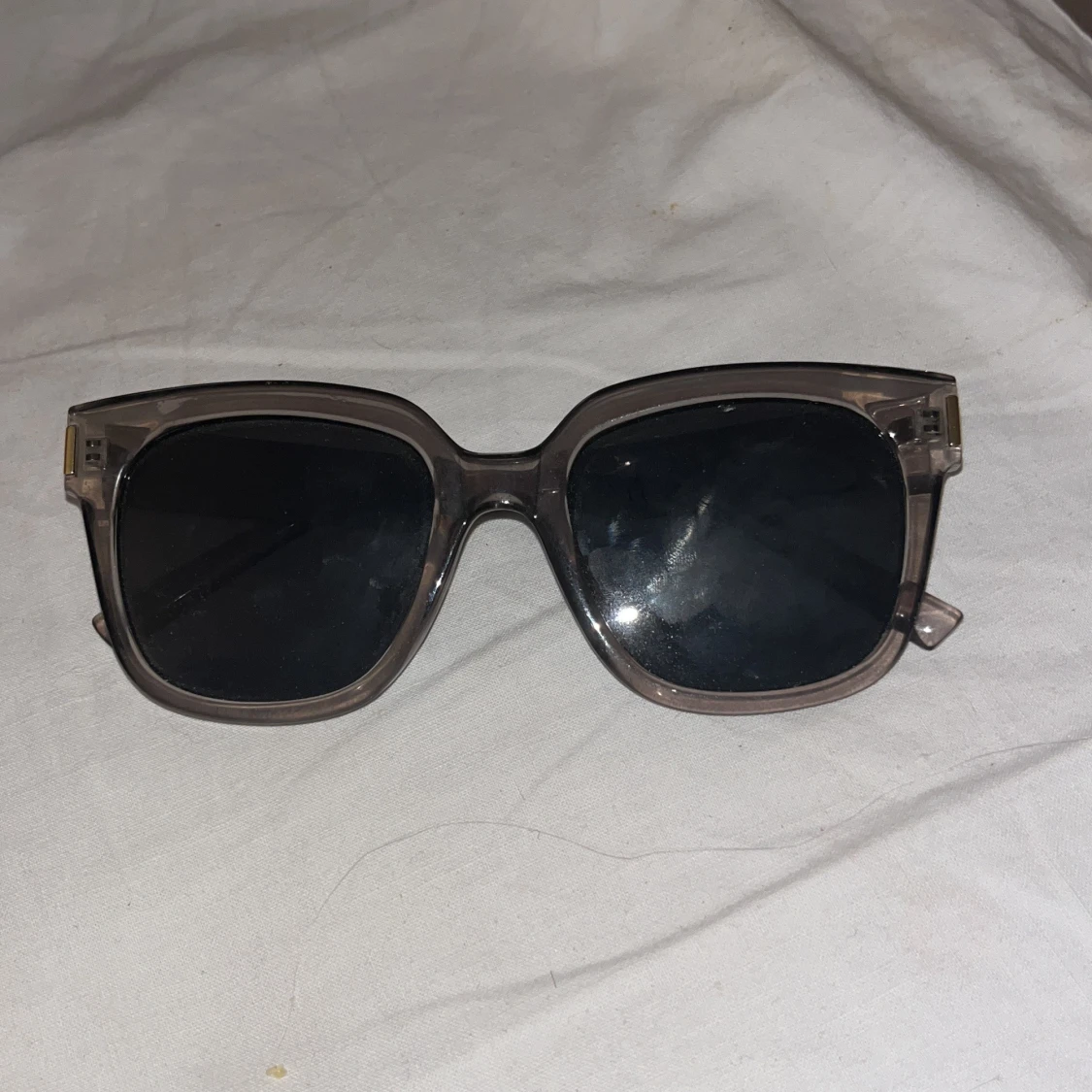 Gråa fyrkantiga solglasögon