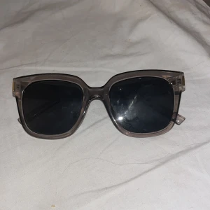 Gråa fyrkantiga solglasögon - Gråa solglasögon, vet ej från vart tror glitter ☺️