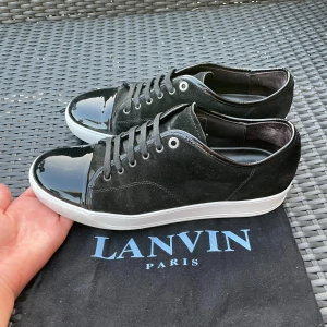 Svarta Lanvin cap toe - Säljer nu dessa Svarta Lanvin cap toe som är i fint skick med dustbag som ingår, tillfixade med whitene cream för att sulan ska bli extra fräsch, skriv för fler bilder/frågor🙌🏼
