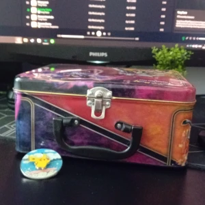 400~ POKEMON KORT FRÅN 1995 TILL 2020 - Ungefär 400 pokemon kort från 1995 till 2020, typ 150~ energy kort eller trainers. Vet inte värdet vill bara bli av med dem. Några kort har skada på dem, men är inte många.  Perfekt till nybörjare som samlar :) 