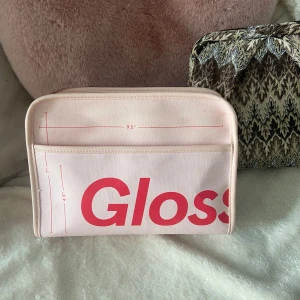 Rosa Glossier necessär med röd text - Säljer sminkväskan från glossier! Fint skick💗
