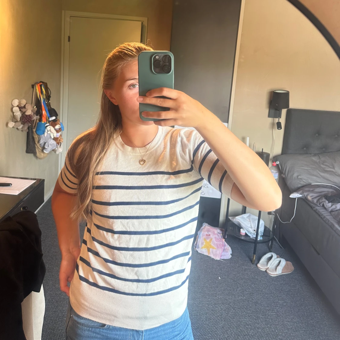 Randig vit och marinblå tröja