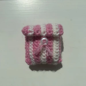 Virkat fodral  - Egenvirkat rosa/vitt fodral för t.ex hörlurar!                 Mått: 5x6 cm 🤍🩷