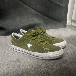 Olivgröna Converse One Star sneakers - Säljer nu mina olivgröna Converse One Star sneakers i mocka, som är i otroligt bra skick! Kan tänka mig gå ner i pris vid snabb affär:)