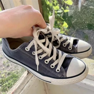 Converse - Säljer dessa låga blåa Converse då de inte kommer till användning. Några små täcken på användning som inte påverkar själva skon 💕