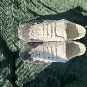 Masion margiela paint splash  - Säljer nu mina extremt snygga masion margiela i Size 43 i ett extremt bra skick 