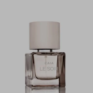 CAIA Le Soir Eau de Parfum - Stilren parfymflaska från CAIA med doften Le Soir. Flaskan är fyrkantig i genomskinligt glas med en stor, matt vit kork. Modern och minimalistisk design som känns lyxig och trendig. Perfekt för dig som gillar eleganta detaljer på sminkbordet.