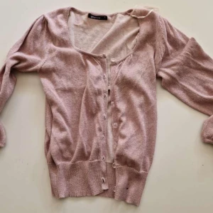 Ljusrosa glittrig kofta  - Supersöt ljusrosa glittrig kofta från Gina Tricot.