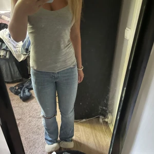 Supersnygga jeans  - Jättefina jeans från Gina! Lite slitna längst ner på baksidan (se bild 3), säljer då de ej kommer till användning 💕