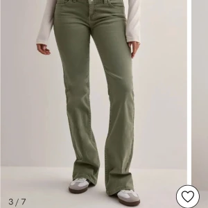 Nelly gröna keans - Ett par gröna ”Low Waist Bootcut Stitch Jeans” från Nelly i storlek 38. Endast används fåtal gånger och i bra skick, säljer då jag inte använder de!💗Originalpris 699 kr