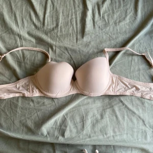 Bh - En helt oanvänd beige bh i storlek 75B. 