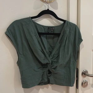 Linne topp - Linne topp, grön, med detaljer. Behöver strykas men är i fint skick. 