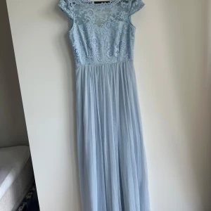 Maxiklänning - Spetssydd Lace maxiklänning med knappar och dragkedja i ryggen. Endast använd en gång.