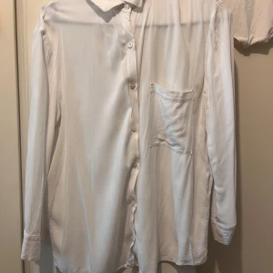 Skjorta strl M  - Vit skjorta i strl M från Pull & Bear. I nyskick. 