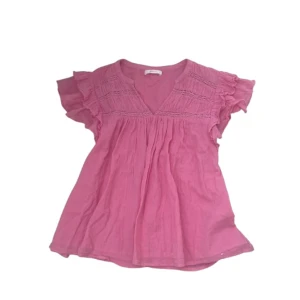 Rosa blus med volang från Gina Tricot - Supersöt rosa blus från Gina Tricot i luftig bomull. Blusen har v-ringning, korta volangärmar och fina broderade detaljer upptill. Skulle säga att den passar XS/S. Fråga frågor och ge prisförslag!💕