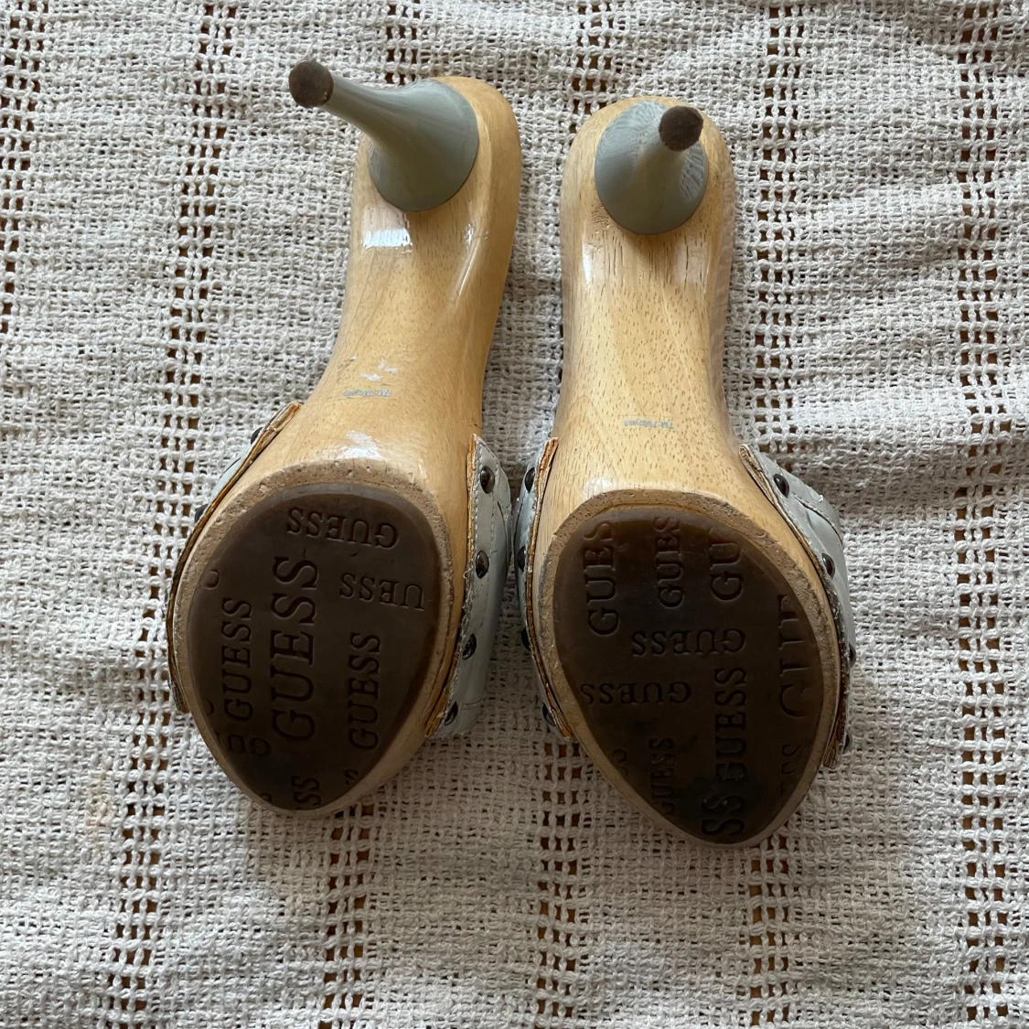 Guess ljusgrå klackade sandaler - 2