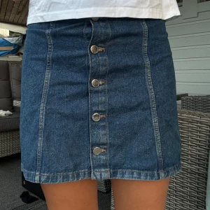 Jeanskjol med knappar framtill - Snygg blå jeanskjol! Använd gärna köp nu! 