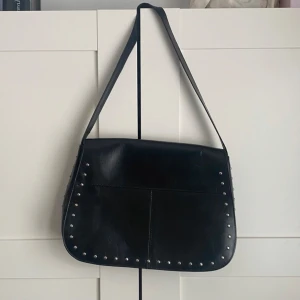 Väska  - Svart skinnväska med silvriga detaljer.  #vintage #väskor