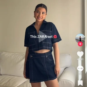 Mörkblått jeansset från ZARA - Trendig mörkblå jeanskjol från Zara med cool wrap-effekt och synliga kontrastsömmar med den matchande toppen! Säljer då det inte kommer till användning! Kjolen har prislapp kvar och tröjan är endast använd en gång💙Säljer helst som set men går även att köpa separat. 