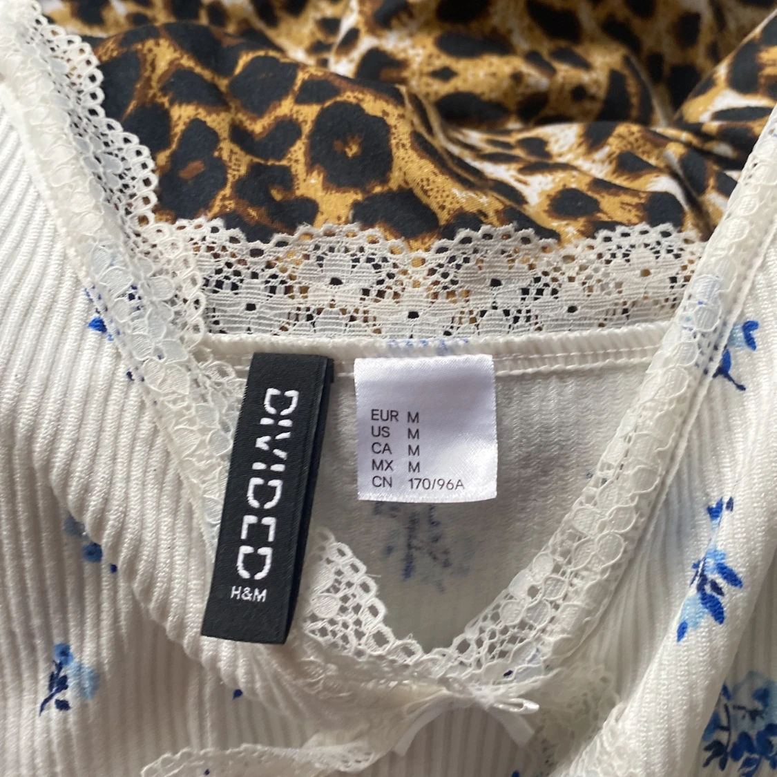 Vit blommig linnetopp från H&M Divided - 2