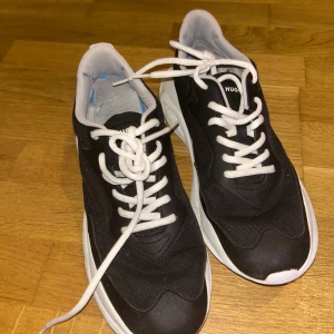 Hugo skor  - Använt de i 1 månad de är väldigt sköna och fina!nytt pris:1600kr