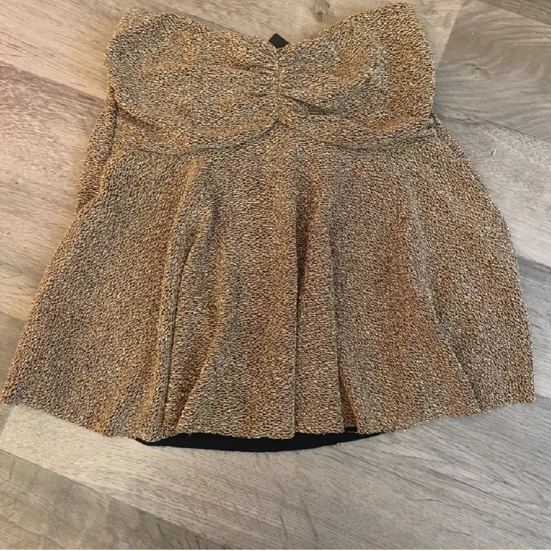 Glittrig guldig tubtopp från Missay