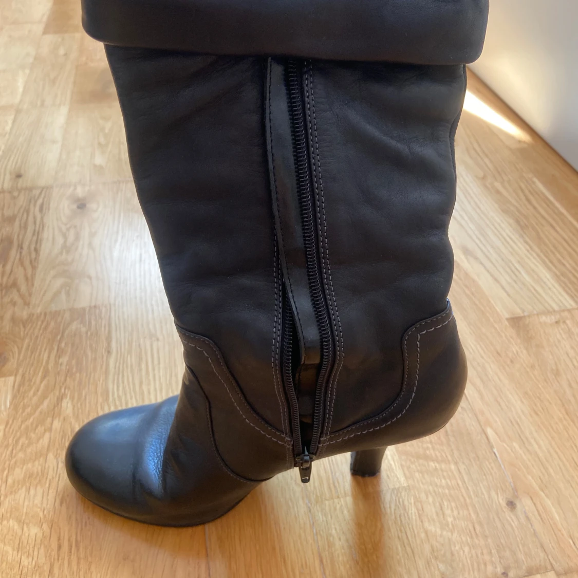 Svarta höga stövlar med klack - 2