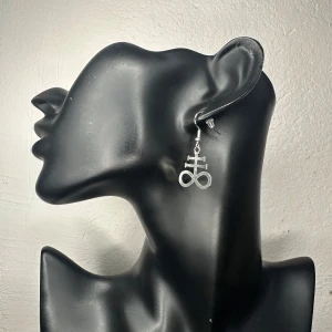 Handgjorda & unika örhängen – Leviathans kors i metall och 925-silver Ockult Witchy Wicca Metal  - Nya, handgjorda örhängen från Bybasen med Leviathans kors – en kraftfull symbol för alternativ & ockult stil. Tillverkade i metall med stämplade 925-silverkrokar, nickelsäkra och bekväma. Storlek ca 3,8 x 2 cm. Inga masskopior – varje par är unikt. Ingen prutning, men jag erbjuder rabatt vid köp av flera saker. Jag rensar smyckesskrin och garderob – kika gärna på mina andra annonser!  