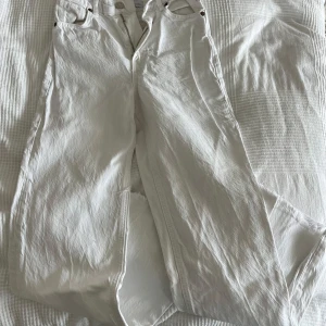 Vita raka och mid waisted jeans - Säljer ett par vita mid waisted jeans med rak passform från Zara 🤍