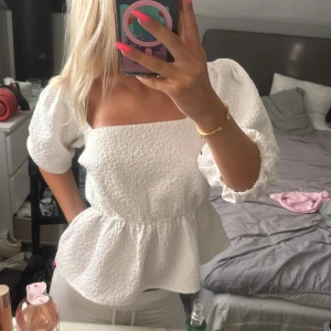 Vit blus med puffärm från Gina Tricot - Supersöt vit blus från Gina Tricot💕💕