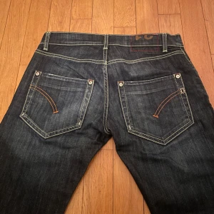 Mörkblå Dondup jeans - Mörkblå Dondup jeans. Storlek 31. Modell Sam ben längd 106 cm. Hör av dig vid frågor
