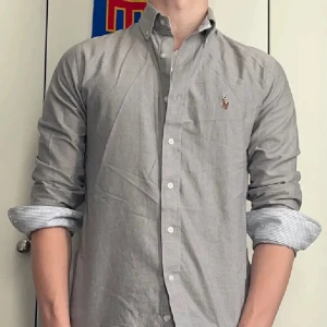 Ralph Lauren skjorta S - Väldigt snygg Ralph Lauren skjorta i mycket bra skick. Färgen är väldigt schysst och passar bra under sommaren. 