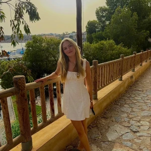 Vit kort klänning från H&M Divided - Supersöt vit kort klänning från H&M Divided. Endast använd ett fåtal gånger. 