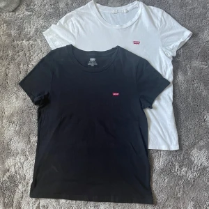 Basic Levi’s t shirt  - Två Levis T-shirt, en svart en vit. Säljer pga har för många t shirts och använder inte dessa. Båda storlek s och fint skick. Passar både man o kvinna. Säljer dom endast tillsammans! 🥰