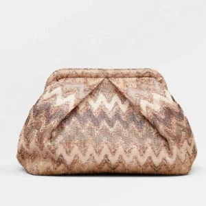 Paula Bonita Bag Clutch Beck Söndergaard - Säljer min clutch i missoni mönster från Beck Söndergaard. I toppskick och endast använda fåtal gånger. Kan skicka fler bilder!