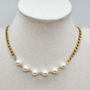 Guldfärgat halsband med pärlor - Unik och exklusiv design. Ett originellt, handgjort halsband. Rostfritt stål, glaspärlor. Längd-Fullständig längd på kedjan: 40 cm