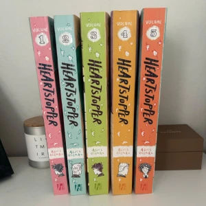 Heartstopper Volym 1-5 - Hela heartstopper serien. Syns att de blivit lästa men inget fel på dem i övrigt