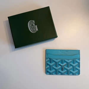 Korthållare  - Helt ny och oanvänd korthållare i originalförpackning, perfekt för att förvara dina kort och tillhörigheter med stil. 