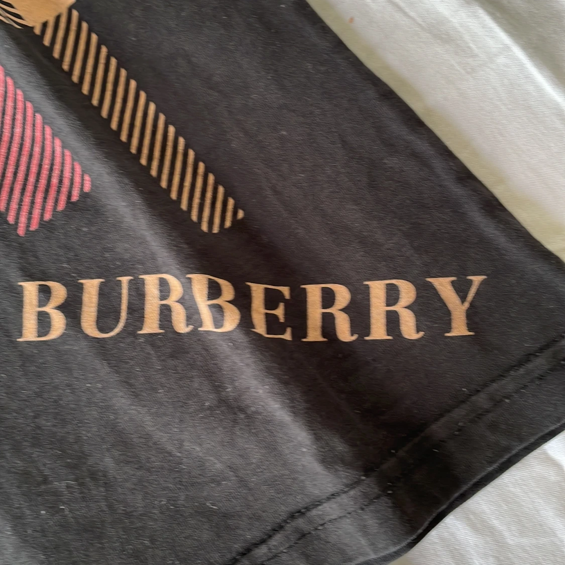 T-shirt med tryck över  - 1