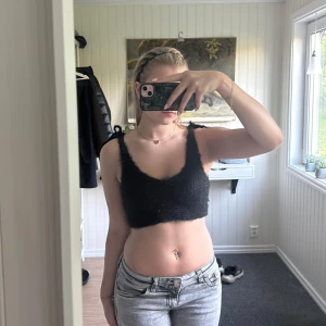 Stickad top - Svart fluffigt stickad topp köpt från Johanna Öholm, passade inte mig så aldrig använd💕 det är snörningar som man knyter axelbanden med. Storlek S💕