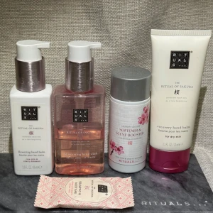 Nytt mm. Rituals The Ritual of Sakura paket  - Nya eller sparsamt använda. Set med handbalm i tub, full size, anv någon enstaka ggr. handtvål ca halva kvar, hand balm 75ml ny, schampo & body bar ny, sköljmedel 75ml ny. Produkterna har doft av körsbärsblom och rismjölk. Handbalmen och handtvålen kommer i vita och rosa plastflaskor med pump, och tvålbaren är inslagen i mönstrat papper. Se bilderna för mer information. 