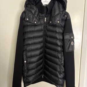 Moncler Cardigan Svart - Moncler Cardigan i storlek L passar M, i nyskick. Slutsåld modell som de slutat producera. 