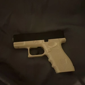 Vattenpistol - Vattenpistol skjuter upp till 7 meter. Lätt att fylla på. Och går att skjuta med den lätt. 