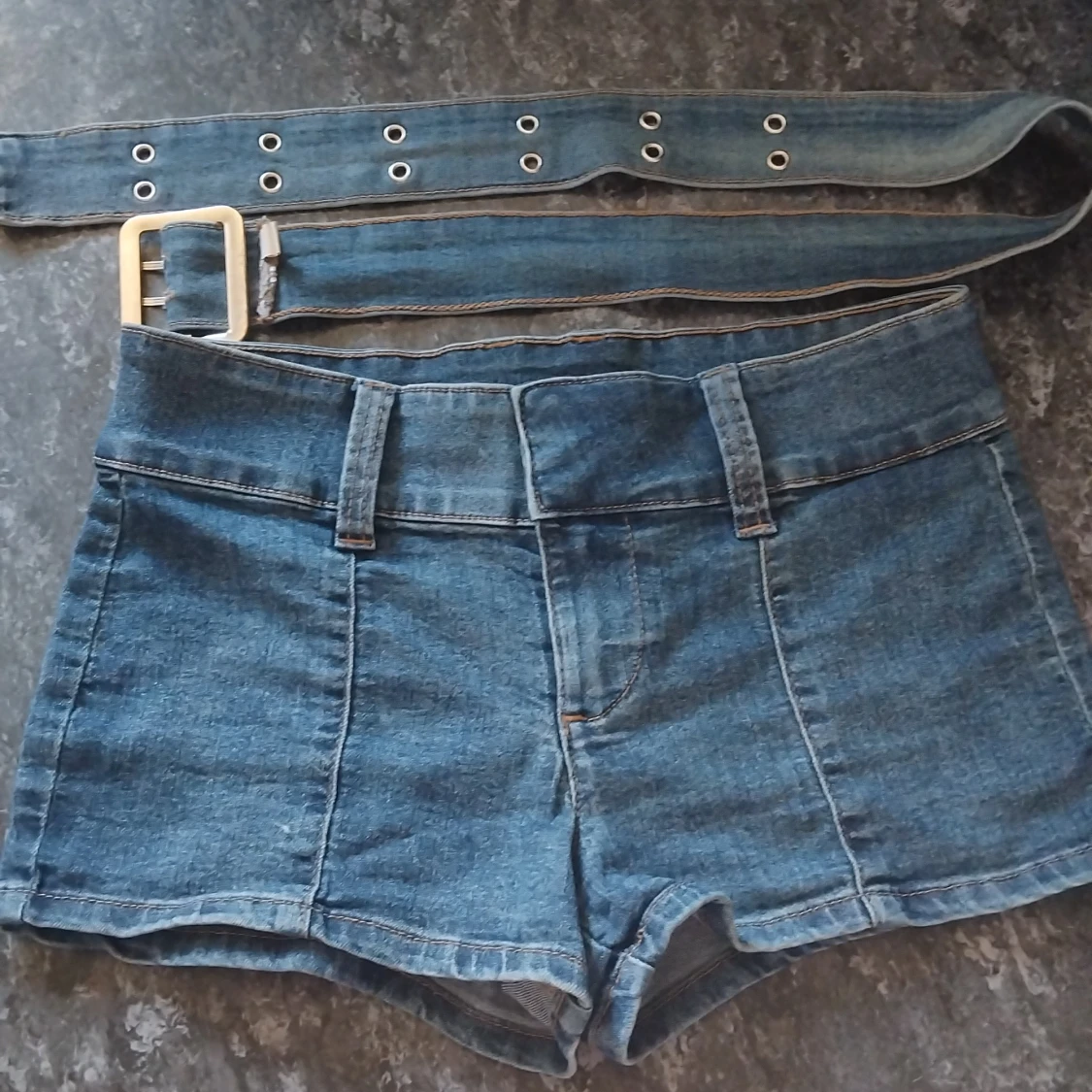 Jeansshorts med bälte från H&M Divided - 2