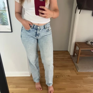 Ljusblå straight jeans från Gina tricot - Säljer ett par ljusblå jeans från Gina tricot i storlek 36. De har raka ben och normal passform. Jeansen är tillverkade i denim och har en snygg ljusare tvätt.
