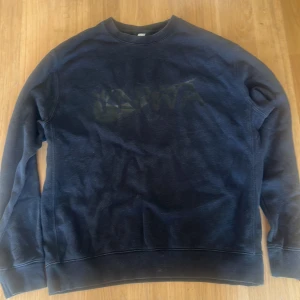 YNWA Liverpool sweatshirt - Snygg mörkblå sweatshirt från Nike med stort, glansigt tryck på bröstet. Tröjan har rund hals, långa ärmar och är tillverkad i mjuk bomullsblandning. Perfekt för en chill och sportig stil.