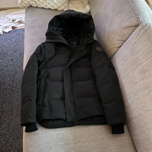 Canada Goose Macmillan Parka - Säljer en svart Canada Goose Macmillan. Box och kvitto finns, storlek S. Nypris ca. 14.000, mitt pris 7999. Priset kan sänkas vid snabbaffär. Perfekt för kalla dagar och har en clean, stilren look som funkar till allt. Hör av er vid intresse!